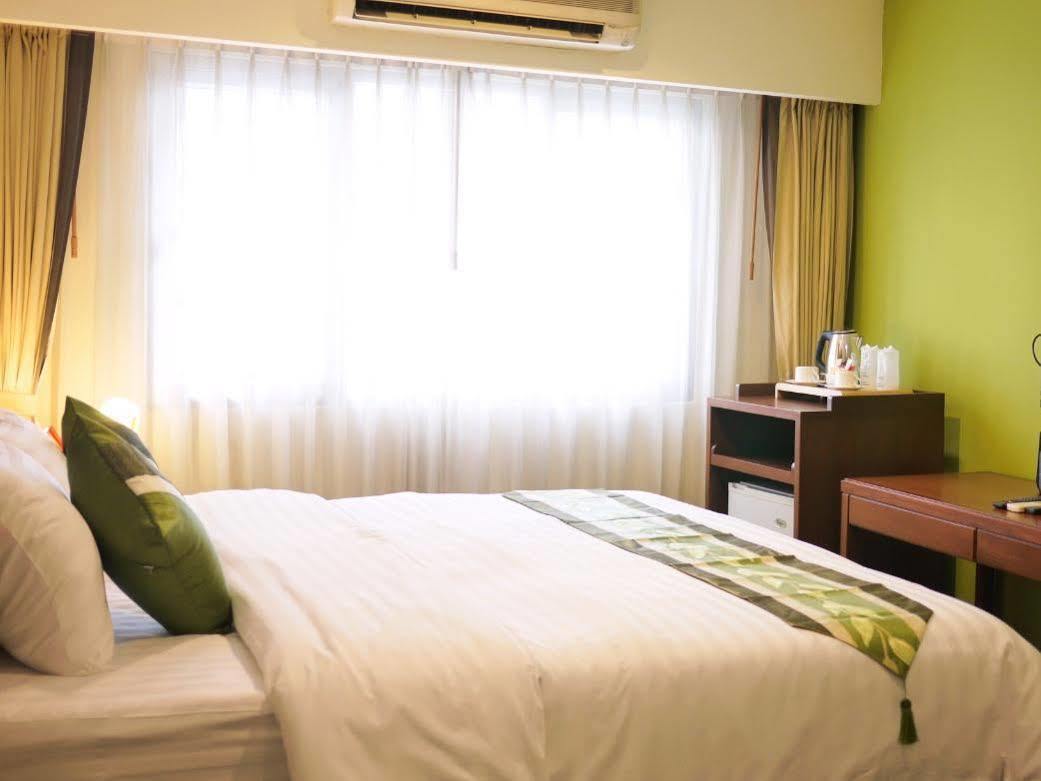 Triple 8 Inn Bangkok Kültér fotó
