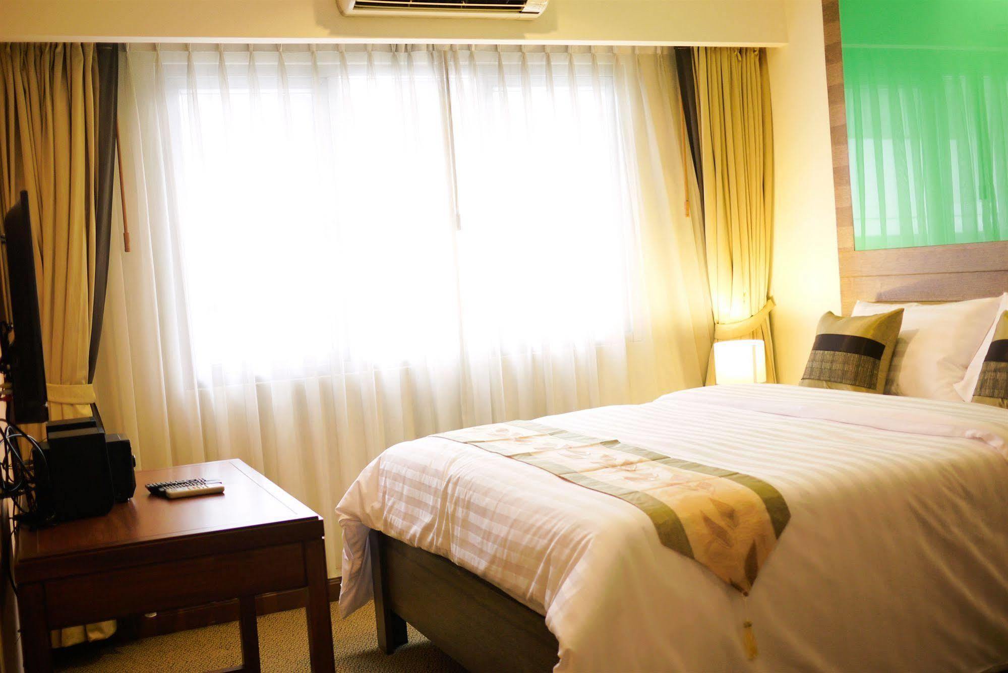 Triple 8 Inn Bangkok Kültér fotó